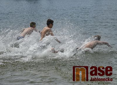 V neděli se plavalo přes jabloneckou přehradu