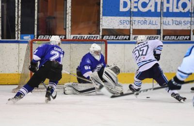 Hrající trenér Tomáš Demel hattrickem vedl Vlky k první výhře