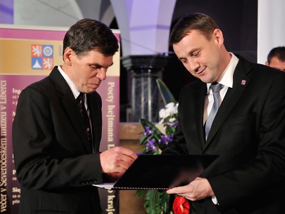 Poctu hejtmana převzalo šest osobností, vyznamenáni byli i záchranáři