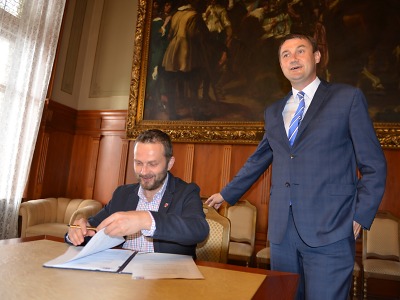 Hejtman a primátor podepsali smlouvu o převodu Sluníčka a Větrníku