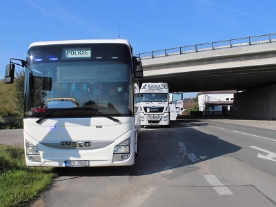 Řidiče náklaďáků v Libereckém kraji opět kontroloval policejní autobus