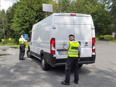 Krajská cizinecká policie hledala migranty převážené v autech