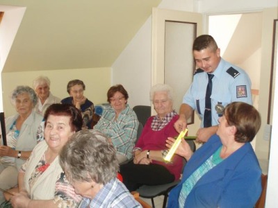 Policisté radili při besedě seniorům ze Smržovky