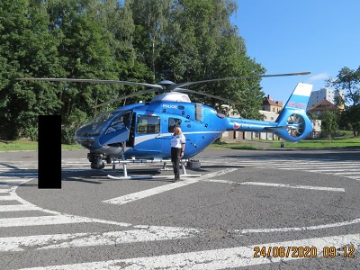 Dopravním policistům na Železnobrodsku při dohledu pomáhal vrtulník