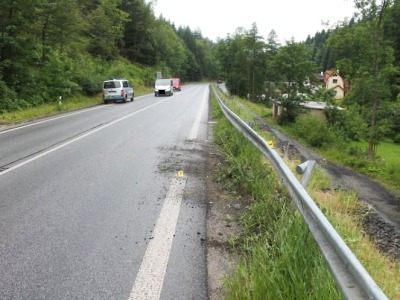 V Lučanech neznámý řidič poškodil svodidla, policie hledá svědky