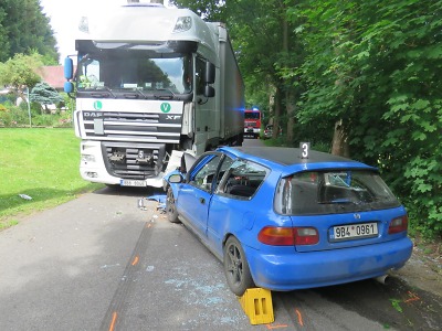 Řidič náklaďáku vjel v Rychnově do zákazu a narazil do osobáku