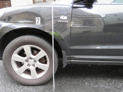 Řidič v Jablonci odřel zaparkovaný Hyundai a ujel