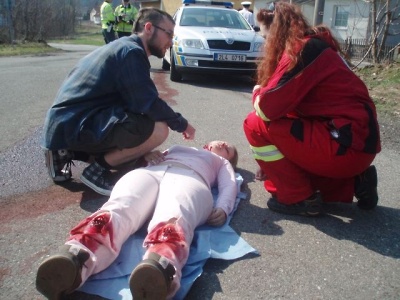 Řidiči si při akci policie vyzkoušeli poskytnutí první pomoci