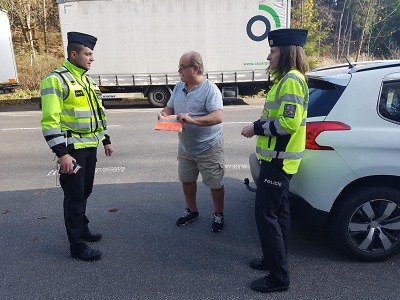 Policisté opět na Jablonecku rozdávali reflexní vesty