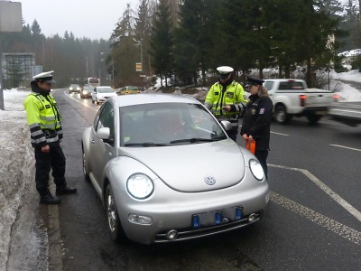 Policisté na Jablonecku rozdávali spolujezdcům řidičů reflexní vesty