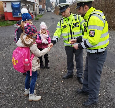 Chodci v Jablonci opět dostávali reflexní tkaničky a placky