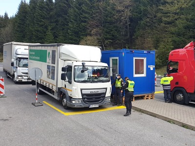 Policistům na přechodu v Harrachově pořídili zastřešené stanoviště