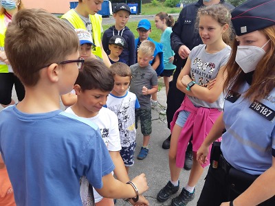 Děti z příměstského tábora v Jablonci navštívily policisty