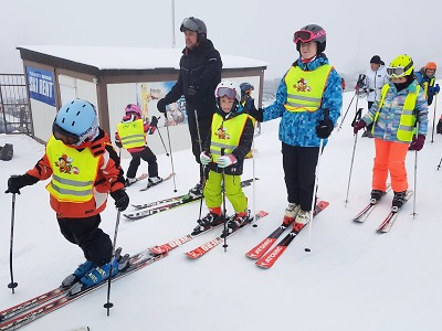 Malí lyžaři z Jablonce dostali reflexní vesty