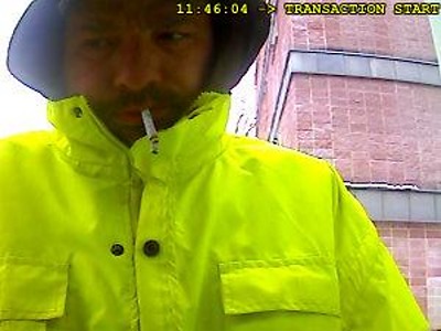 Tanvaldští policisté hledají muže, který vybíral cizí kartou z bankomatu