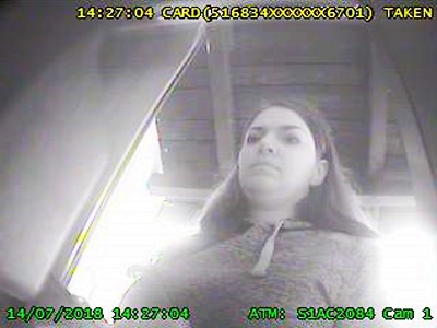 Policisté hledají ženu vybírající cizí kartou z bankomatu v Bedřichově