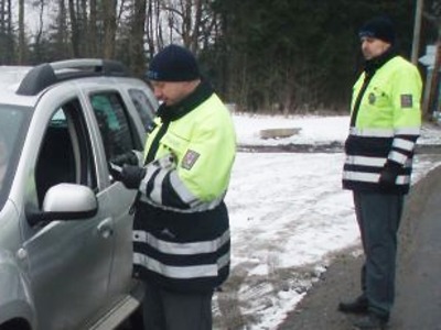 Řidič v Desné nadýchal při kontrole více jak tři promile