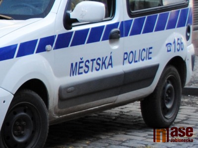 Opilý muž chtěl vniknout do mateřské školy, zkrotili jej jablonečtí strážníci