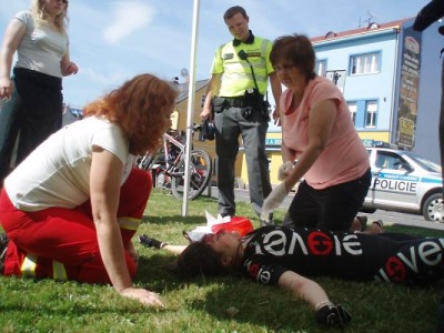 Autor foto:Archív Policie ČR Řidiči si v Jablonci vyzkoušeli, jak zachránit zraněného cyklistu