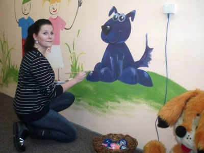 Studentka malovala obrázky, aby zpříjemnila prostředí vyslýchaným dětem