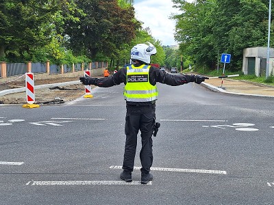 Dopravu na rušné jablonecké křižovatce řídí strážníci ručně