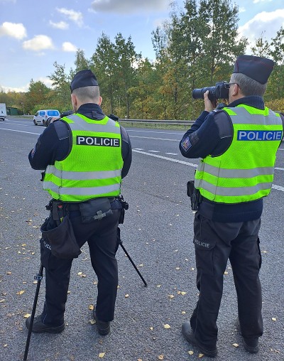 Krajští policisté kontrolovali, jak se řidiči věnují řízení
