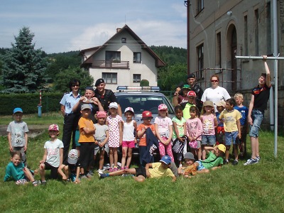 Policisté a červenokřižáci přijeli za dětmi do Zásady