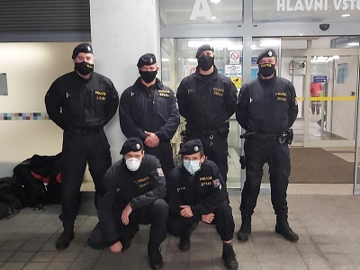 Policisté pořádkové jednotky vymění uniformu za zdravotnický oblek