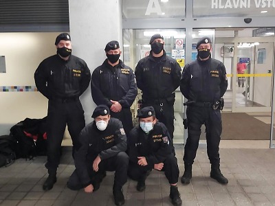 Autor foto:Archiv Policie ČR Policisté pořádkové jednotky vymění uniformu za zdravotnický oblek