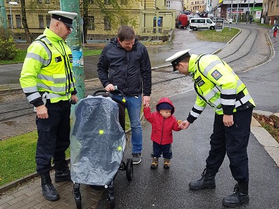 Chodci dostávali v Jablonci reflexní tkaničky a placky
