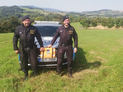 S defibrilátorem pomohli policisté při kolapsu seniora v Železném Brodě