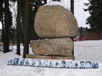 Místo běžeckého závodu se koná setkání u Památníku horolezců