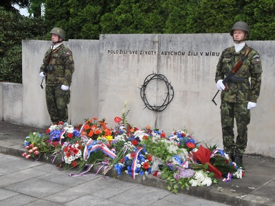 Představitelé měst, kraje a odbojáři uctí památku padlých a obětí fašismu