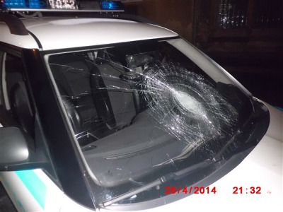 Vandalové zaútočili na auto strážníků i okno a dveře jablonecké radnice