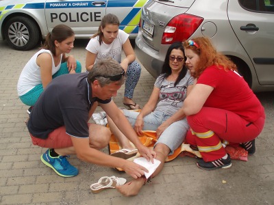 Řidiči poskytovali u jablonecké přehrady první pomoc