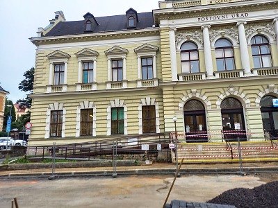 Kudy na hlavní poštu v Jablonci? Dbejte pokynů pro pohyb na stavbě