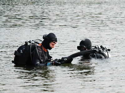 Potápěči s dobrovolníky čistili libereckou přehradu