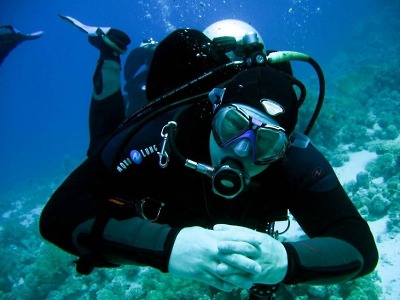 Účastníci potápěčského plesu se jednou ukázali bez neoprenu