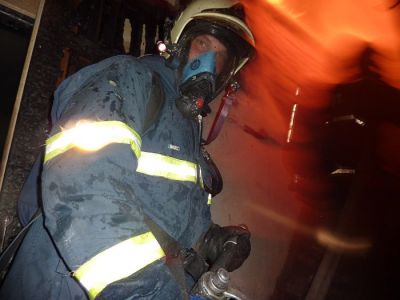 Hasiči z paneláku evakuovali matky s dětmi