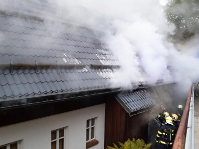 Hasiči zasahovali u požáru střechy chaty v Desné