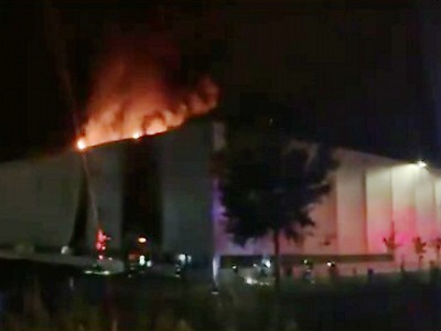 Hořela průmyslová hala v jabloneckých Rýnovicích