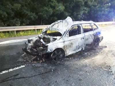 U Hodkovic začalo hořet auto po střetu se zvěří