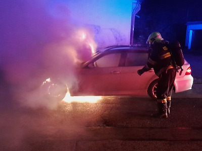 V jablonecké ulici U Nisy hořelo auto