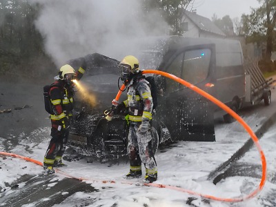 Hasiči zasahovali u požáru auta v Maršovicích