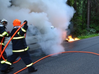V Pěnčíně požár zachvátil jedoucí auto