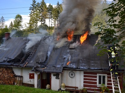 Hořela roubená chalupa v Lučanech, škoda je téměř milion korun