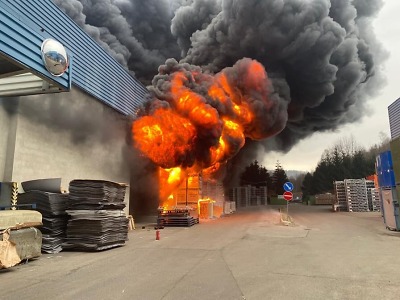 VIDEO: Rozsáhlý požár průmyslové haly v Chrastavě, škoda 100 milionů