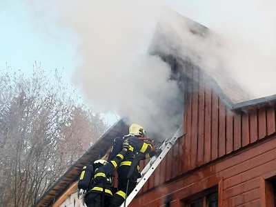 Hořel rodinný dům v Loužnici, zasahovalo osm jednotek hasičů