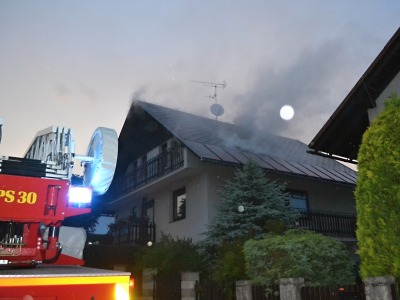 Blesk při bouřce zapálil rodinný dům v Jablonci
