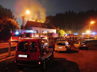 Hořel rodinný dům v Lučanech. Hasiči vyprostili muže a ženu